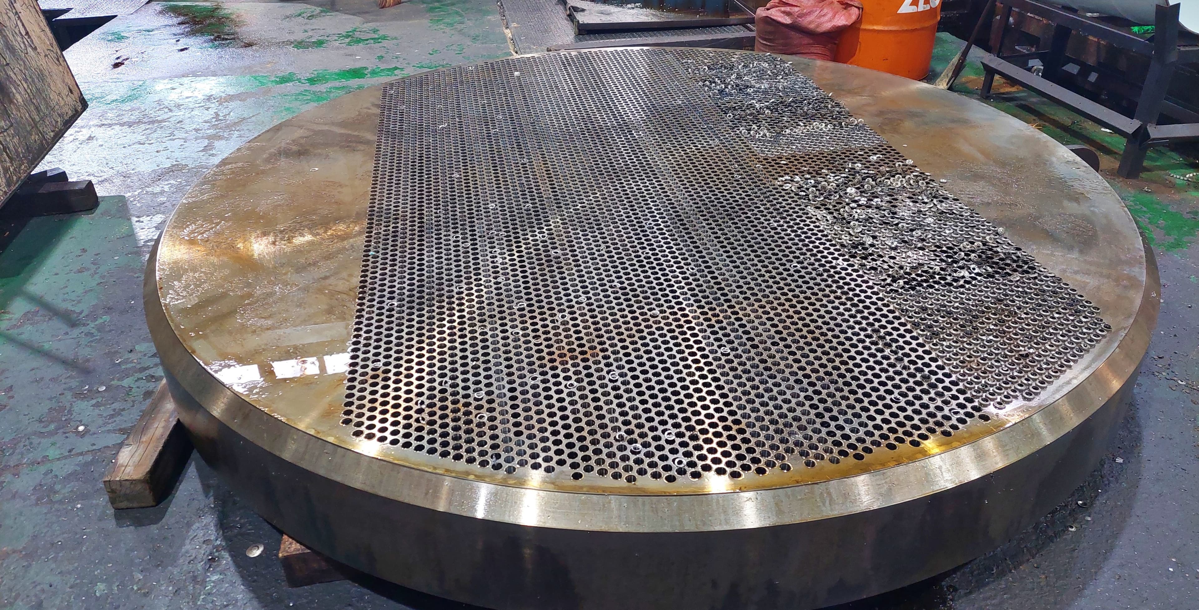 Grosse gebohrte Rohrplatte in einer Schmiede